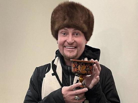 Новосибирский певец Шура сфотографировался в шапке из 90-х