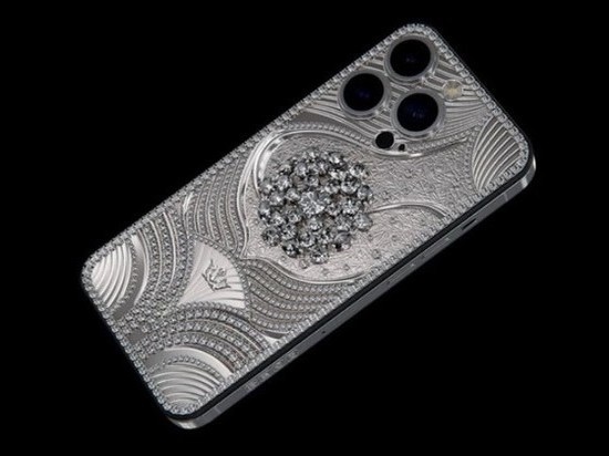 iPhone с бриллиантами продают за 50 млн в Новосибирске