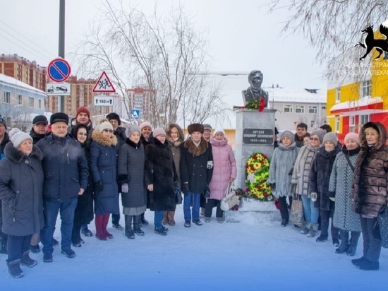 В Салехарде почтили память первого главы города Владимира Артеева