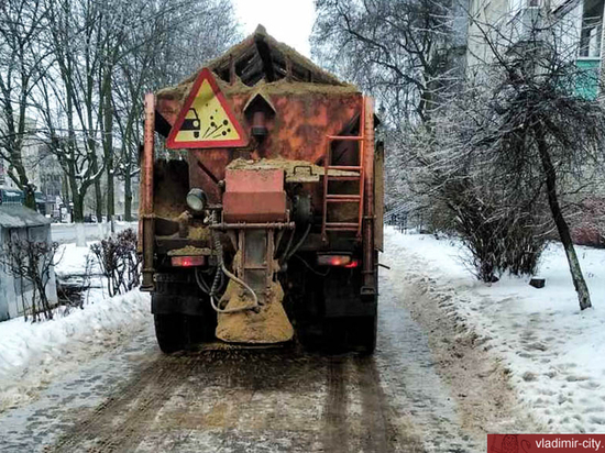 Костромские коммунальщики высыпали на улицы 165 тонн песко-соляной смеси