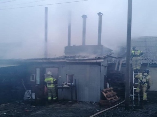 Два сотрудника пострадали при пожаре на оконном заводе в Ростовской области