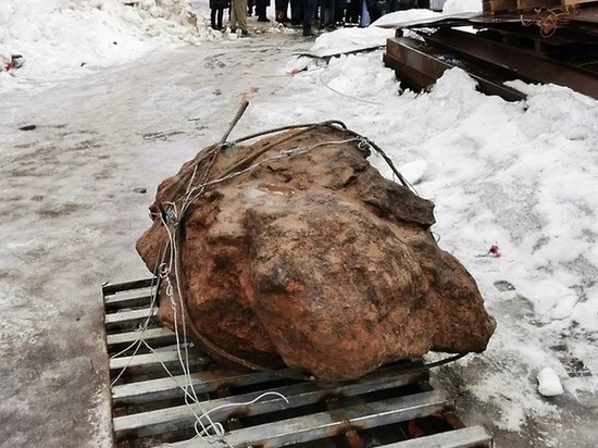 Метеорит весом 3,5 тонны показали школьникам Подольска