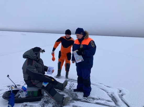 Спасатели вышли на поиски любителей зимней рыбалки на Ладожском озере