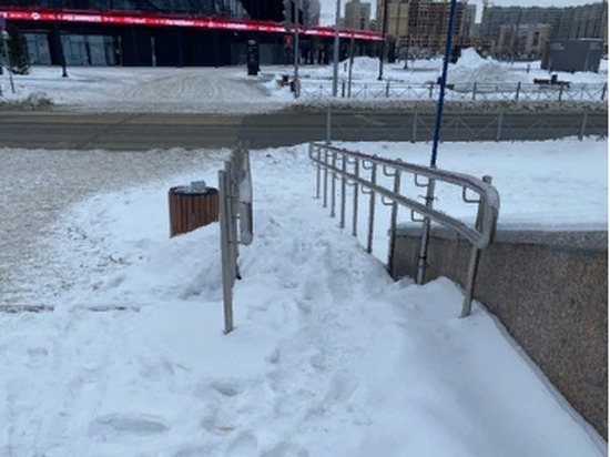 Жители Омска пожаловались в соцсетях на заваленные снегом пандусы около G-Drive Arena