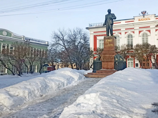 Владимирские коммунисты проложили себе дорогу к памятнику Ленина топором