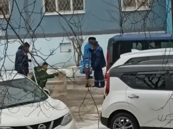 Коммунальщик вычерпал лужу ведром в Дмитрове