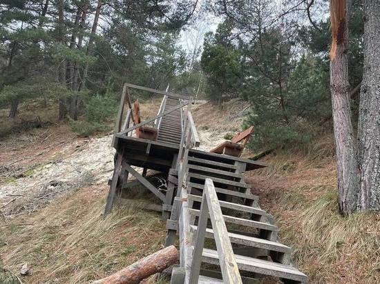 Одна из лестниц на Куршской косе временно закрывается на ремонт