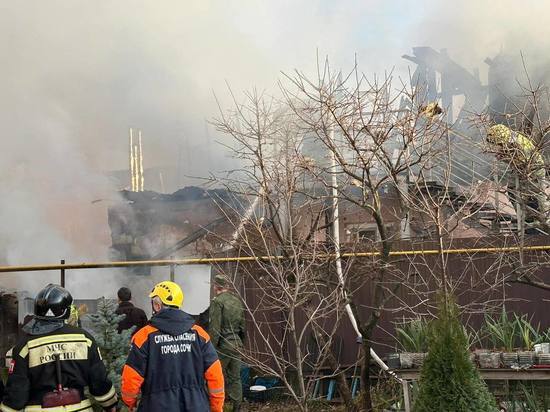 Четыре дома сгорели в Сочи