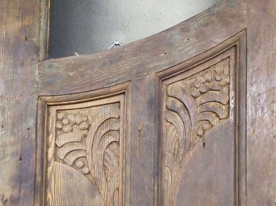 В Калининграде сняли для реставрации старинную дверь на Киевской