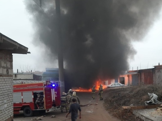 В Курске во время пожара в гараже сгорели две крутые иномарки