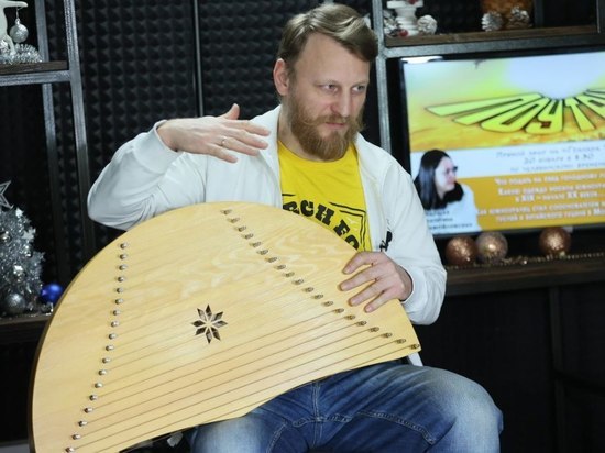 Музыкант сыграл на гуслях в эфире южноуральского шоу