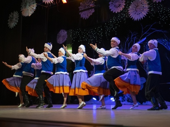Коллектив «Овация» выступил с патриотическим концертом в культурном центре на окраине Архангельска