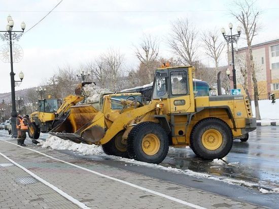 Почти 120 единиц техники задействуют в расчистке улиц Южно-Сахалинска