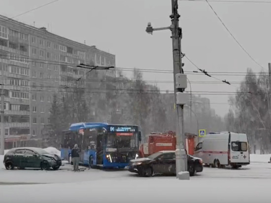 Иномарка протаранила автобус в Кемерове