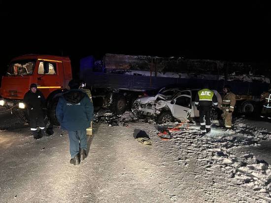 В ЯНАО пассажир иномарки погиб в ДТП с грузовиком