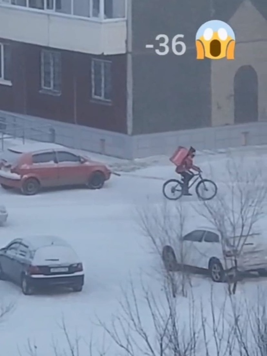 Красноярцы восхитились работой курьеров на велосипедах в сороковые морозы