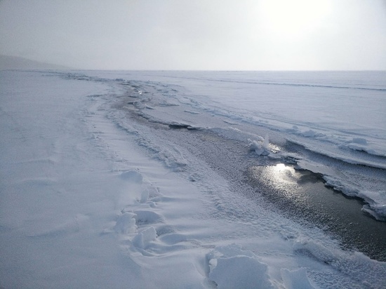Из-за морозов на Байкале образовалась трещина шириной 3 метра