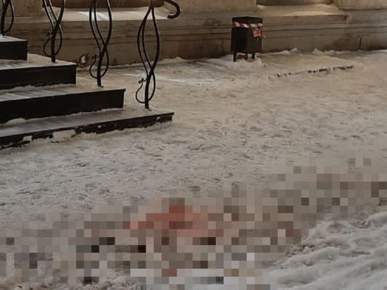 Кровь погибших на Орджоникидзе парня и девушки растоптали по тротуару в Новосибирске