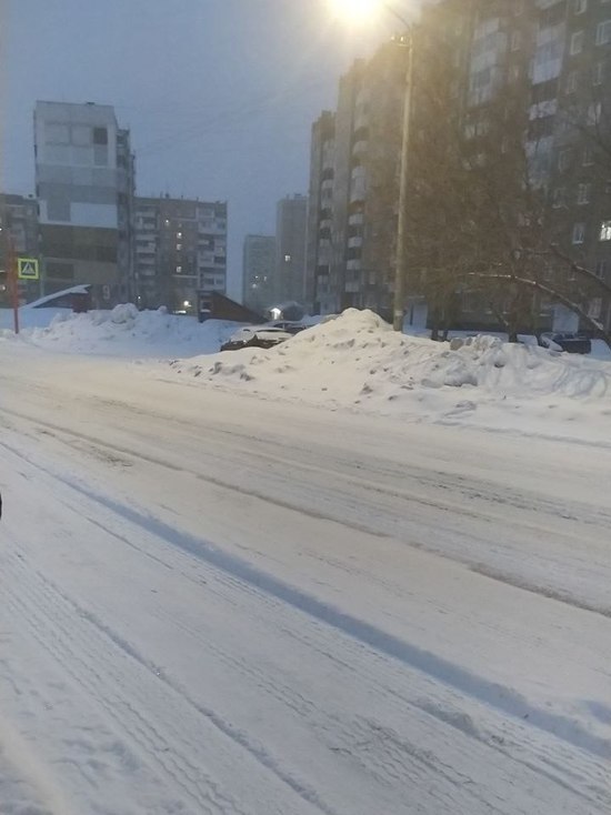 Заснеженный тротуар разозлил кемеровчанку