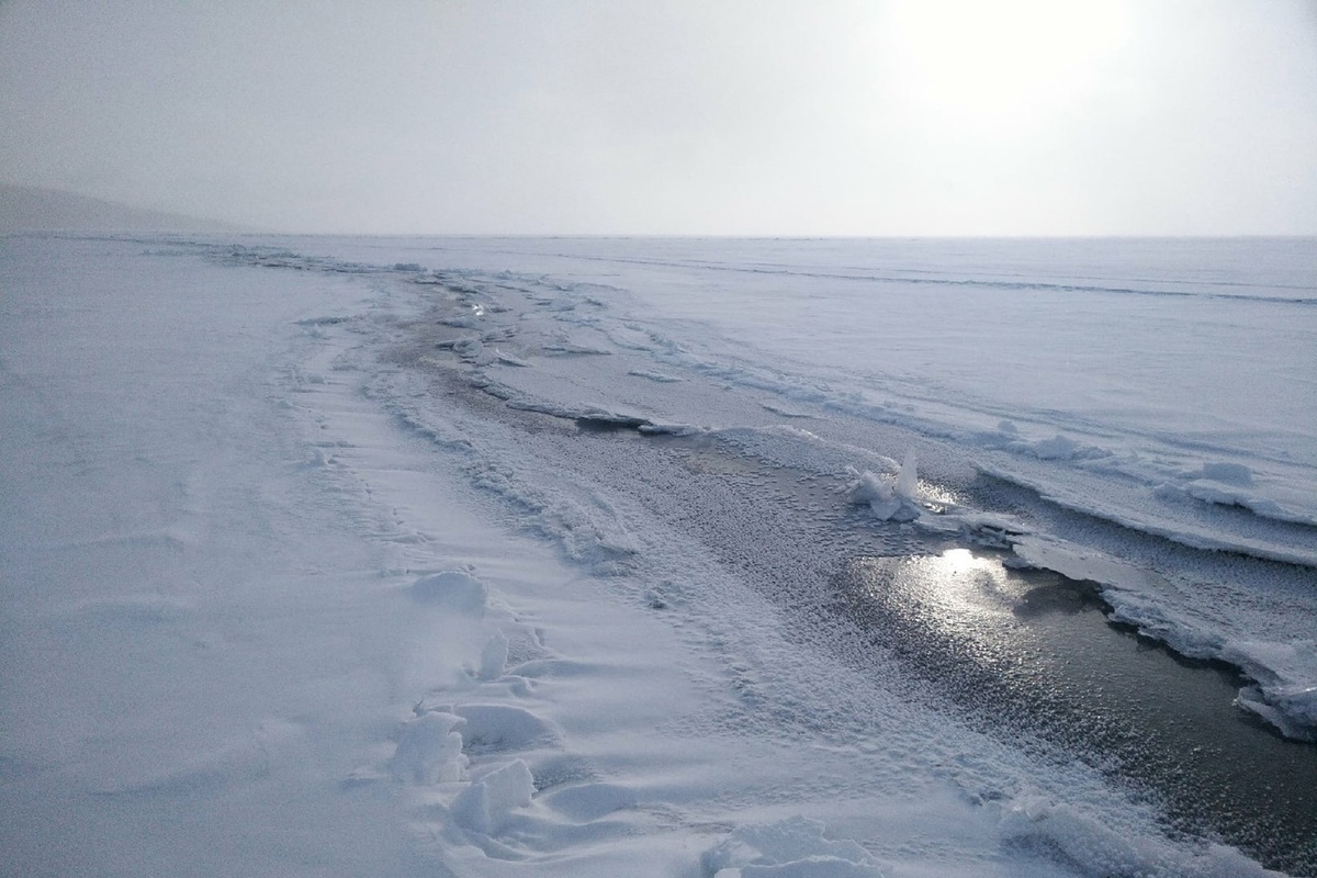 Трещина на байкале. Лед Байкала. Байкал трещины на льду. Весенний лед Байкала. Ледовые явления.