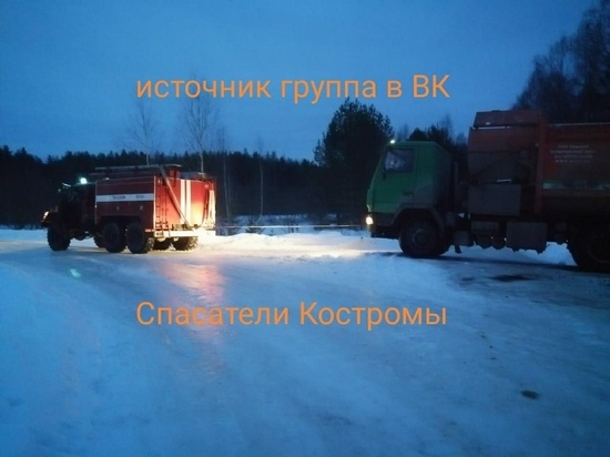 Костромская взаимопомощь: пожарная машина вытащила из кювета мусоровоз