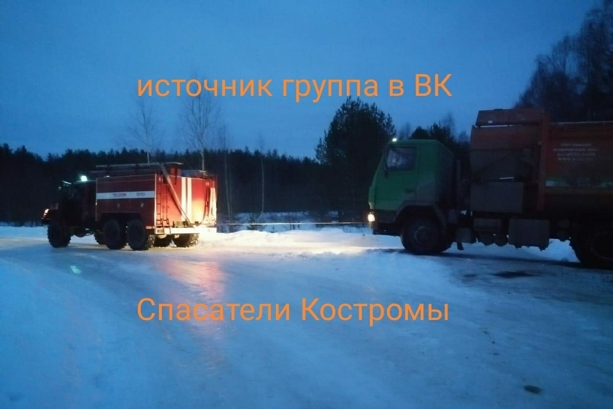Костромская взаимопомощь: пожарная машина вытащила из кювета мусоровоз
