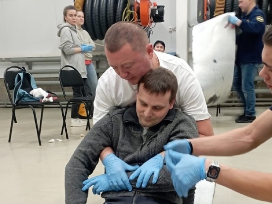 На занятиях в числе прочего отрабатывалось проведение сердечно-лёгочной реанимации