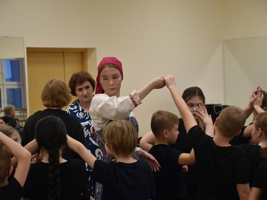 Участники исполнили четыре фигуры традиционной северной кадрили