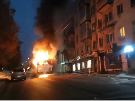 Во Владимире утром 23 января сгорел автобус на улице Мира