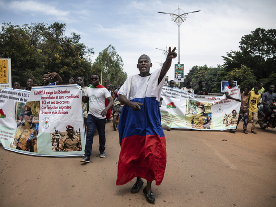 Протестующие против военного присутствия Франции жители Буркина-Фасо вышли с российскими флагами