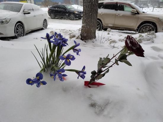 К месту гибели парня и девушки в Новосибирске несут цветы