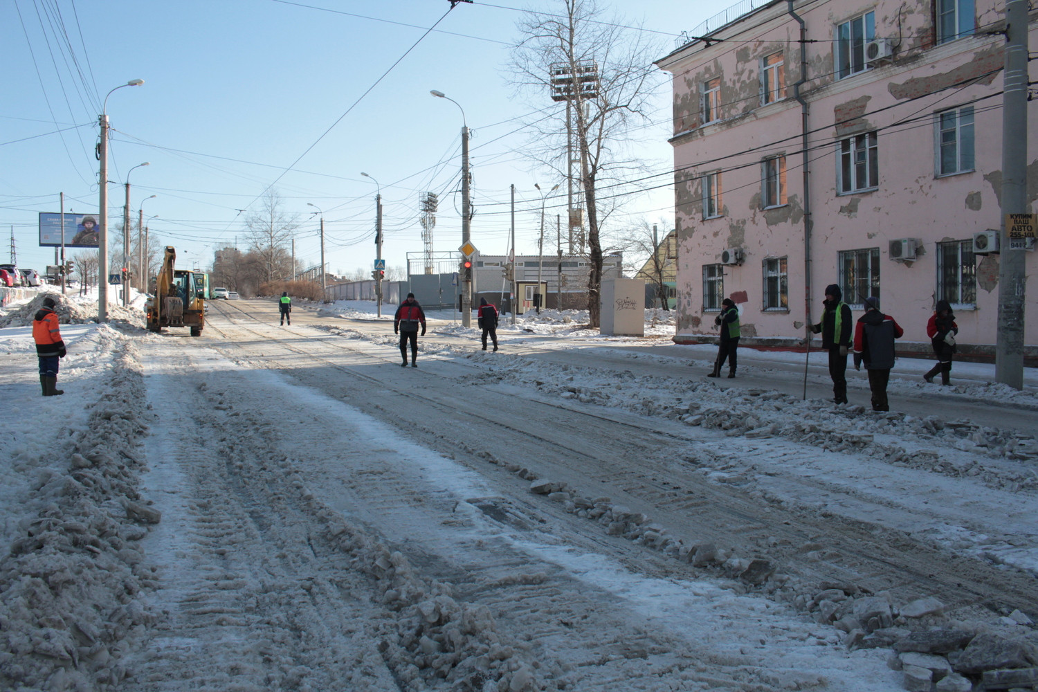 В Хабаровске расчищают трамвайные пути, залитые водой