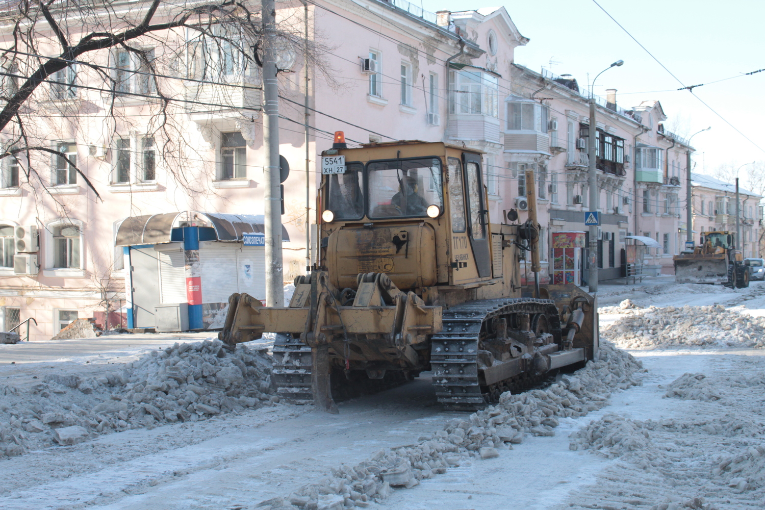 В Хабаровске расчищают трамвайные пути, залитые водой