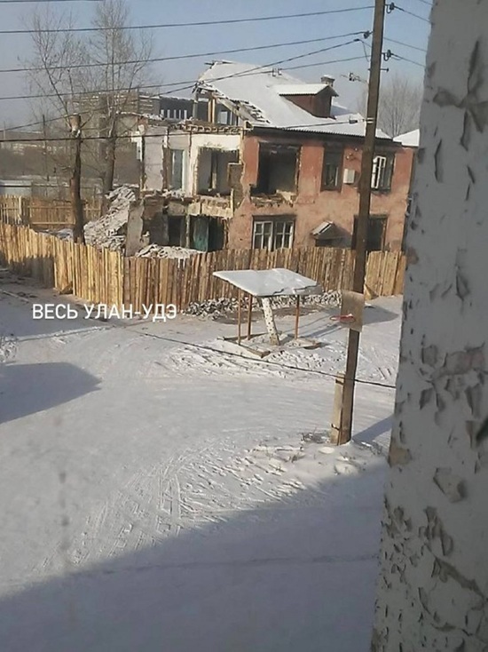 В Улан-Удэ вокруг дома, разбираемого на дрова, поставили забор из дерева