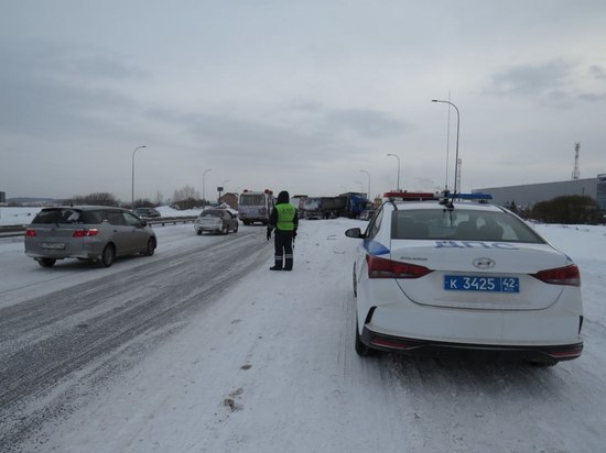 Столкновение сразу 13 автомобилей произошло на кузбасской трассе