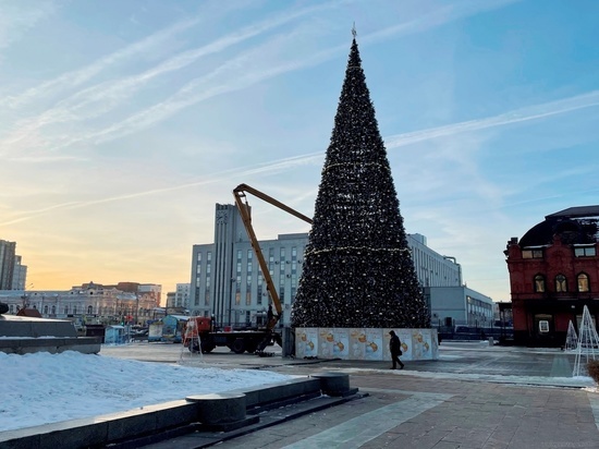 Елочка, прощай: в Пензе приступили к уборке главного новогоднего дерева