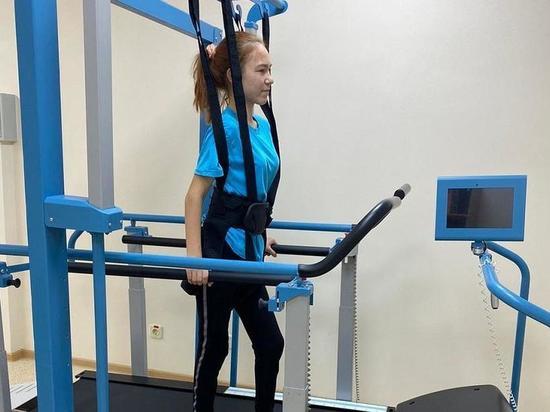 В тюменском центре «Родник» ребята с ДЦП учатся ходить на тренажере