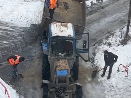 Во дворе на 4-м Новопавловском проезде в Рязани застрял трактор с песком