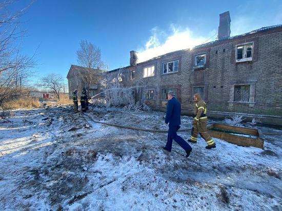 При пожаре в аварийной двухэтажке в Волгограде погибла 45-летняя женщина