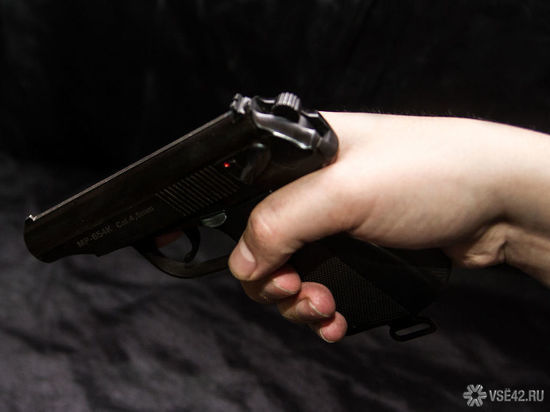 Кузбасскому полицейскому пришлось застрелить агрессивную собаку, чтобы спасти женщину