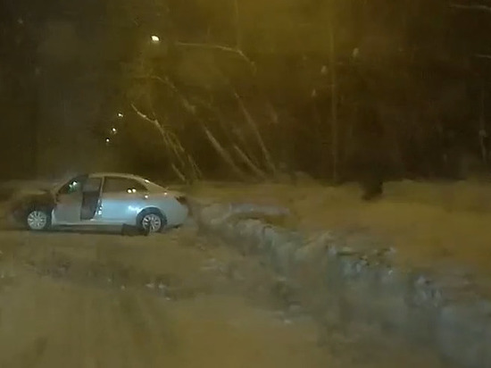 В Новосибирске пьяный водитель пытался скрыться по сугробам от погони ДПС