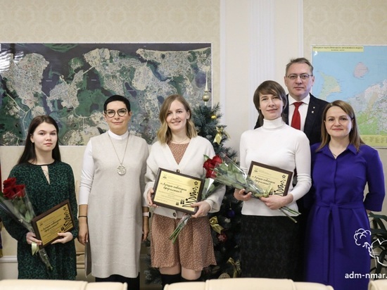 Победители городского конкурса на лучшее новогоднее оформление получили награды от мэрии