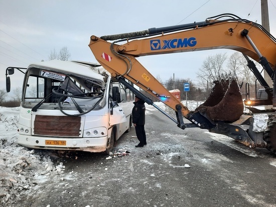 Экскаватор наехал на автобус в Нижнем Тагиле