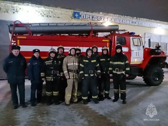 В Тверской области пожарные вытащили мужчин из горящего дома