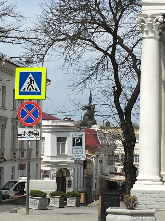 В Севастополе осудили вандалов, надругавшихся над флагом РФ