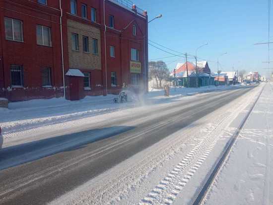 Омским предпринимателям и жителям частного сектора напомнили о запрете сдвигать снег на дорогу