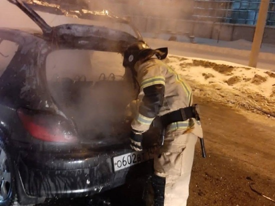 11 человек тушили всполыхнувший автомобиль в Барнауле