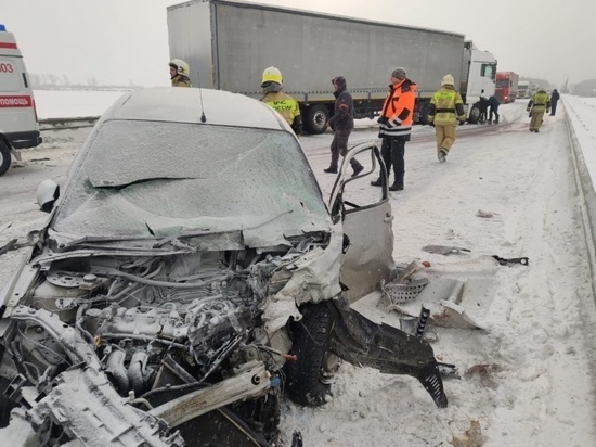 Пассажир иномарки под Томском пострадала после столкновения с барьерным ограждением и грузовиком