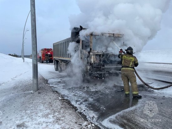 По дороге в красноярский аэропорт сгорел грузовик со щебенкой