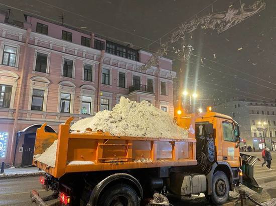 Почти 70 тысяч кубов снега вывезли с улиц Петербурга за 7 дней